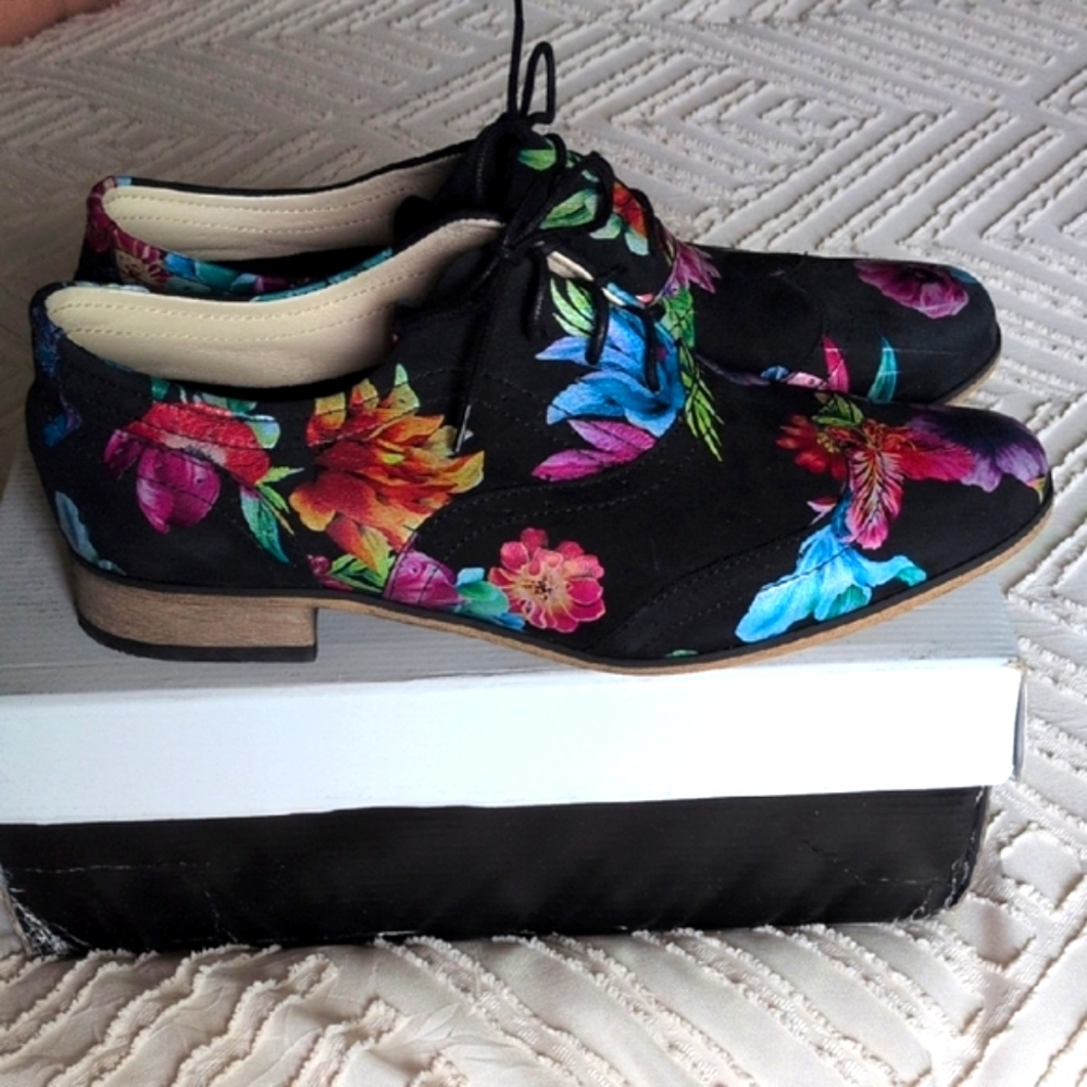 Zapato Black Leather Women's Floral Oxford Shoes
